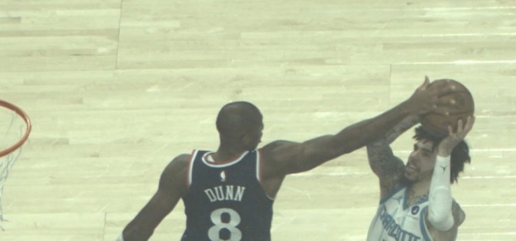 在线体育-按在球上！三球突破抛投造成邓恩犯规 快船挑战成功